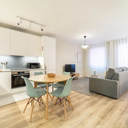 On The Square - Center By House And People Apartment