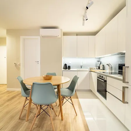 On The Square - Center By House And People Braga