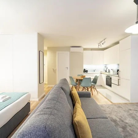 On The Square - Center By House And People Apartment