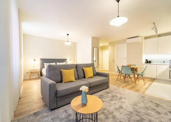 On The Square - Center By House And People בראגה