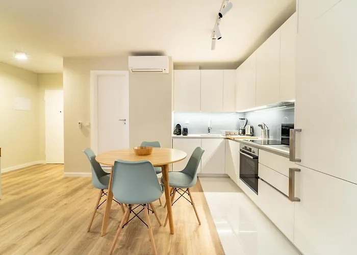 On The Square - Center By House And People בראגה