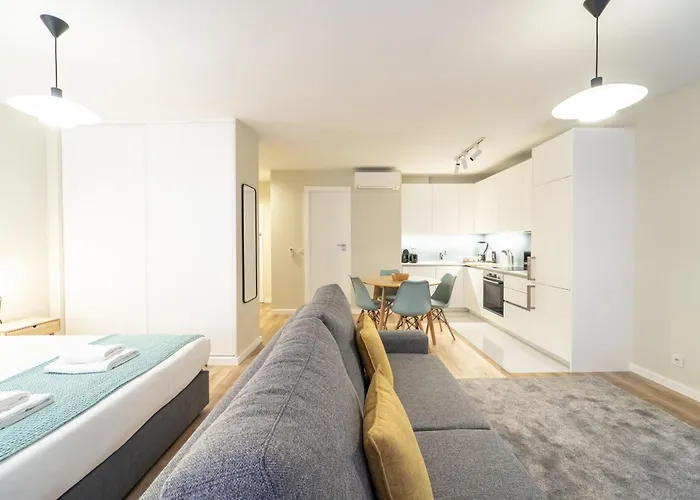 On The Square - Center By House And People דירה