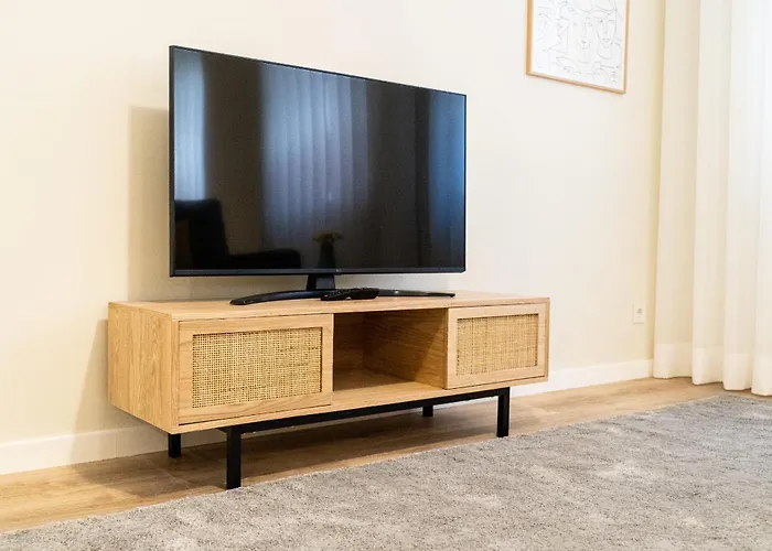 On The Square - Center By House And People בראגה